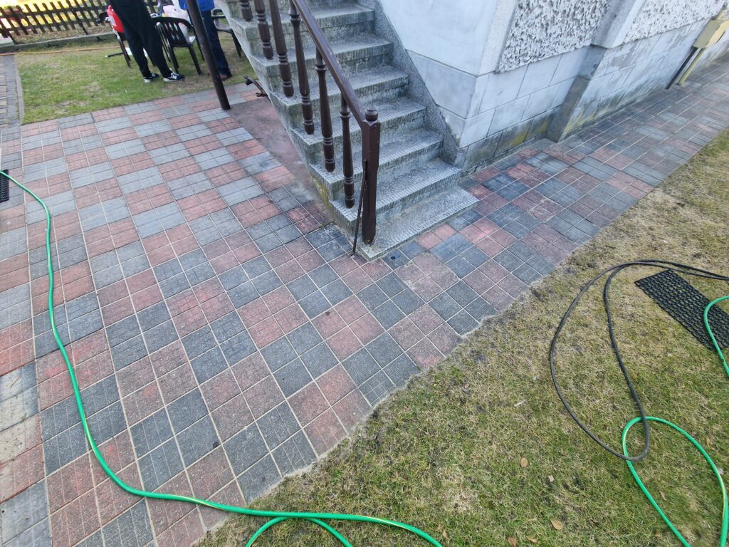 A1 PRZY SCHODACH PRZED